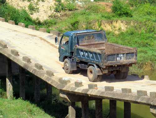 nguoi dan “nin tho” luu thong qua cau cho sap hinh anh 1