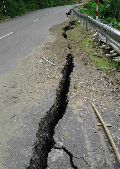 Vệt nứt bất thường trên quốc lộ 217. Ảnh: Lam Sơn.