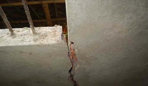 Tường nhà một hộ dân bị nứt gãy. Ảnh: Lam Sơn.