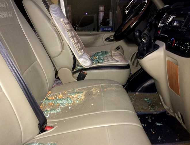 Nhom thanh nien ruot duoi xe khach, nem vo kinh hinh anh 2