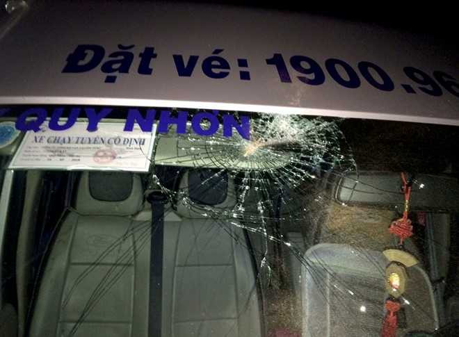 Nhom thanh nien ruot duoi xe khach, nem vo kinh hinh anh 1