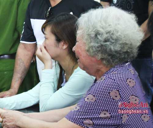 Bà Mai mẹ Đặng Văn Minh đến dự phiên tòa xét xử con