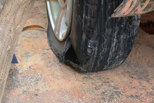 Bánh sau của xe ô tô mang BKS: 72M - 6259 bị nổ lớp.