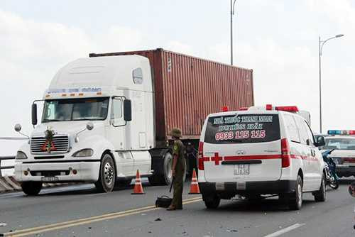 Hiện trường vụ tai nạn trên cầu Hàm Luông. Ảnh: A.X