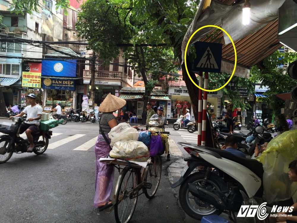 Bien bao nam trong khu vuc kinh doanh, it ai de y den tren pho Hang Khoai-5