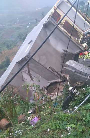 Ngôi nhà ba tầng bị đổ sập. Ảnh: Laocaionline.