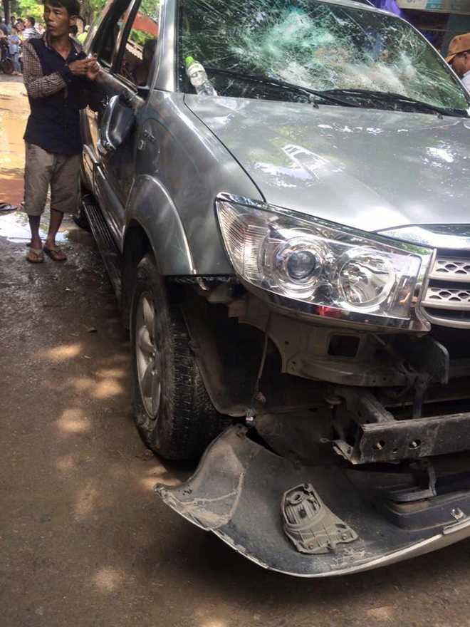 Đập toác ô tô vì nghi 'bắt cóc' trẻ con - ảnh 1