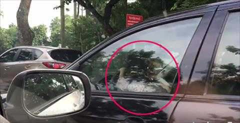 Hà Nội: Bé gái lái ôtô biển xanh giữa phố đông người