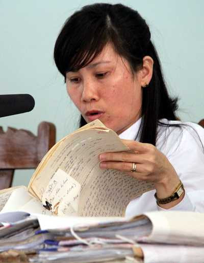 Nhiều hồ sơ cũ 17 năm trước được xem xét lại trong phiên tòa hôm nay. Ảnh: Phước Tuấn