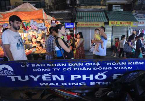 Hà Nội đã triển khai phố đi bộ từ năm 2004 từ Hàng Đào đến chợ Đồng Xuân. Ảnh: Ngọc Thành.