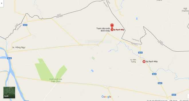 Be trai gao khoc goi ten cha tren vo lai troi giua song hinh anh 1