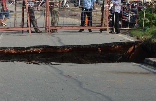 Cau nut toac, tao ham ech sau mua lon o Sai Gon hinh anh 1