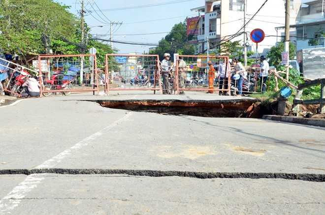 Cau nut toac, tao ham ech sau mua lon o Sai Gon hinh anh 2