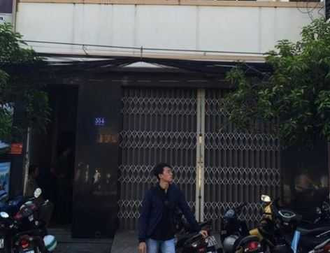 Thầy giáo dạy tiếng Anh chết bí ẩn trên vũng máu sau nhà