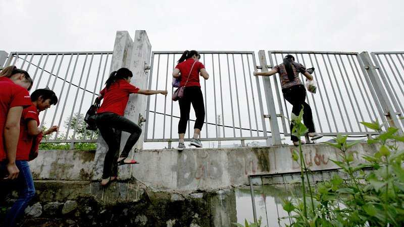 anh: thot tim canh cac co gai leo tuong rao lao qua cao toc hinh anh 4