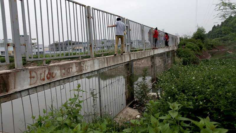 anh: thot tim canh cac co gai leo tuong rao lao qua cao toc hinh anh 6