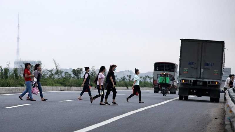 anh: thot tim canh cac co gai leo tuong rao lao qua cao toc hinh anh 2