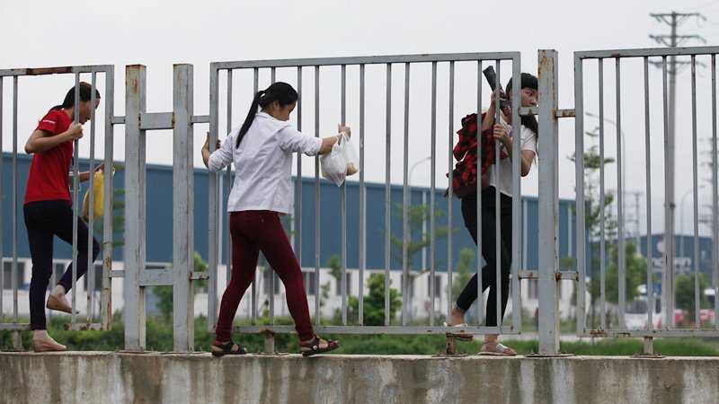 anh: thot tim canh cac co gai leo tuong rao lao qua cao toc hinh anh 7