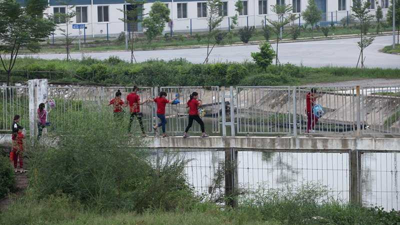 anh: thot tim canh cac co gai leo tuong rao lao qua cao toc hinh anh 8