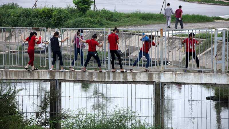 anh: thot tim canh cac co gai leo tuong rao lao qua cao toc hinh anh 12