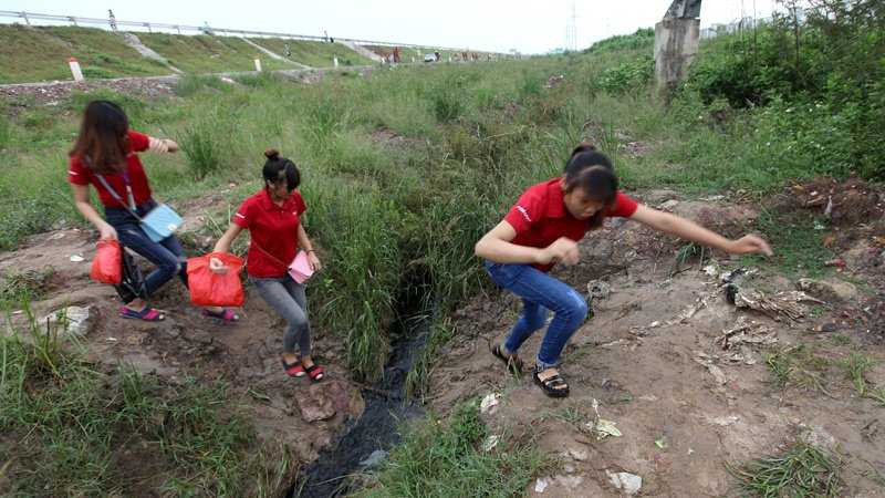 anh: thot tim canh cac co gai leo tuong rao lao qua cao toc hinh anh 3