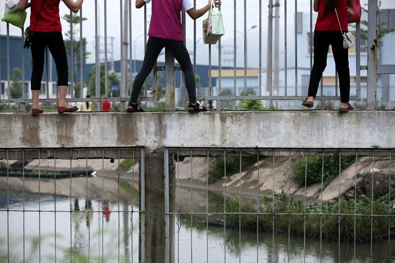 anh: thot tim canh cac co gai leo tuong rao lao qua cao toc hinh anh 11