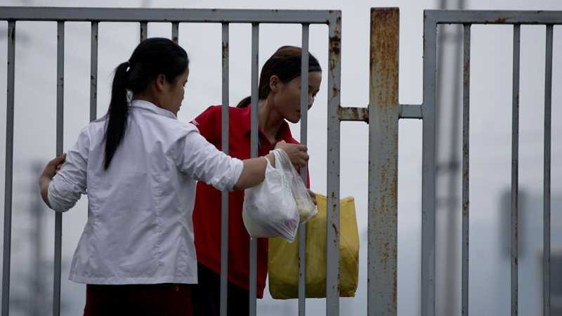 anh: thot tim canh cac co gai leo tuong rao lao qua cao toc hinh anh 10