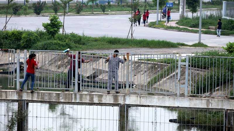 anh: thot tim canh cac co gai leo tuong rao lao qua cao toc hinh anh 9