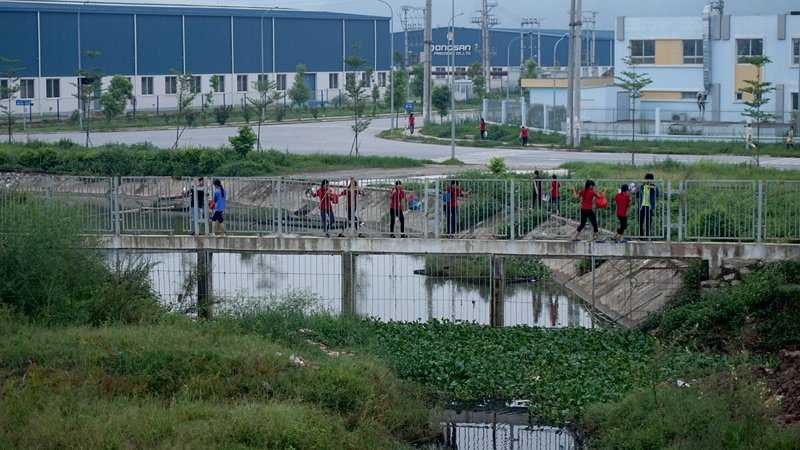 anh: thot tim canh cac co gai leo tuong rao lao qua cao toc hinh anh 1