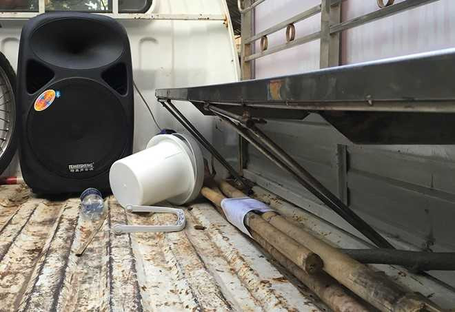 Nhom an nhau o khu vuc cam vay danh can bo hinh anh 2