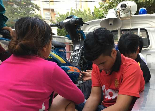 Nhom an nhau o khu vuc cam vay danh can bo hinh anh 1