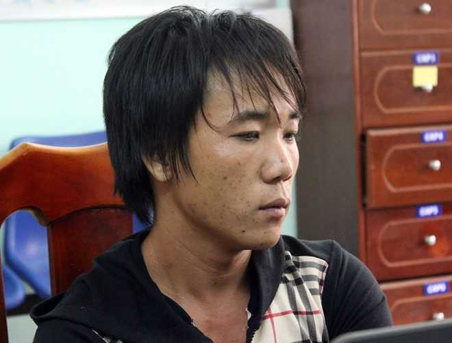 Cong an bi thanh nien dung ma tau chem tren pho hinh anh 1