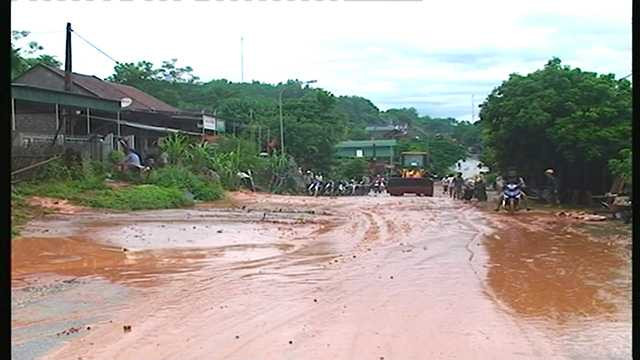 anh: mua lon gay ngap lut, sat lo tren quoc lo o nghe an hinh anh 2