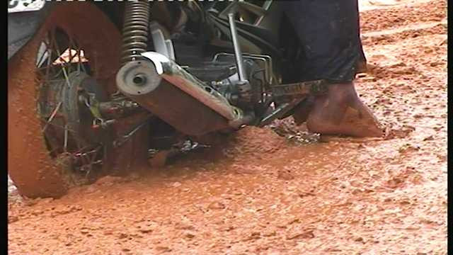 anh: mua lon gay ngap lut, sat lo tren quoc lo o nghe an hinh anh 3