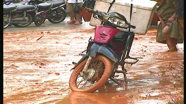 anh: mua lon gay ngap lut, sat lo tren quoc lo o nghe an hinh anh 7