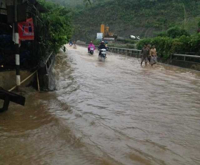 anh: mua lon gay ngap lut, sat lo tren quoc lo o nghe an hinh anh 1