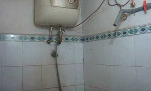 be gai bi dien giat tu vong trong nha tam hinh anh 1