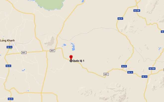 Hanh khach keu cuu trong chiec xe khach bi bien dang hinh anh 1