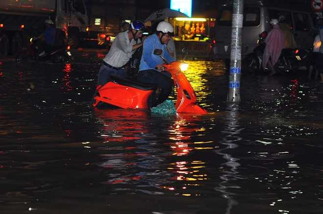 Mua ngap cuon troi xe may o Dong Nai hinh anh 8