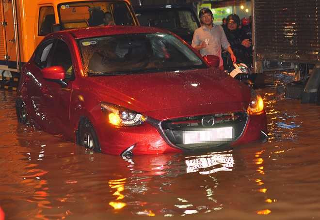 Mua ngap cuon troi xe may o Dong Nai hinh anh 10