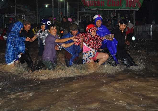 Mua ngap cuon troi xe may o Dong Nai hinh anh 4