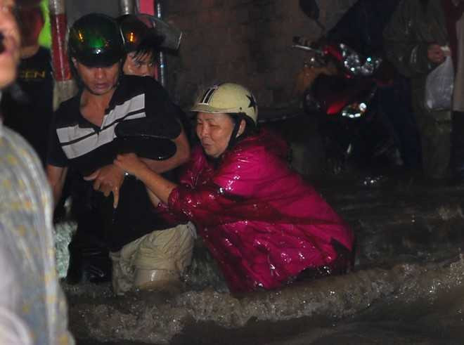 Mua ngap cuon troi xe may o Dong Nai hinh anh 3