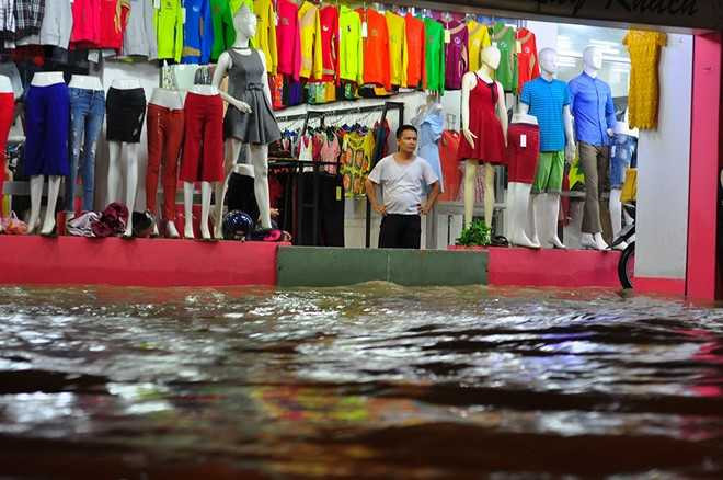 Mua ngap cuon troi xe may o Dong Nai hinh anh 5