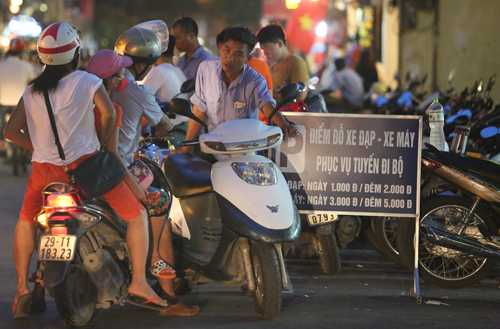 Các điểm trông giữ xe bổ sung phục vụ không gian đi bộ hồ Gươm sẽ được giao cho lực lượng quân đội và công an tổ chức trồn giữ. Ảnh: Ngọc Thành.