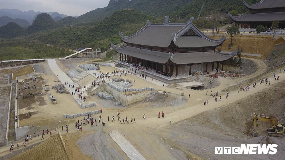 ngoi-chua-lon-nhat-the-gioi-o-ha-nam-don-hang-van-luot-khach-den-chiem-bai-6 36