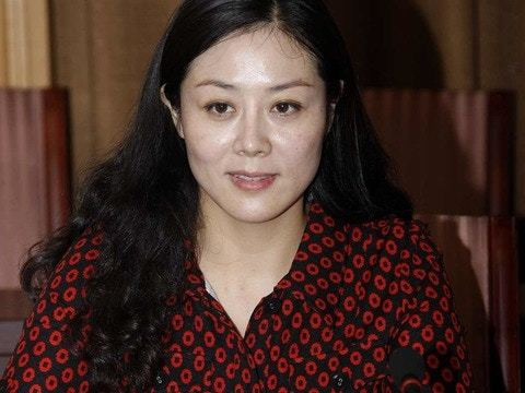 nu-quan-tham-xinh-dep-ngu-voi-40-quan-chuc-de-tien-than-bi-xet-xu-2 3