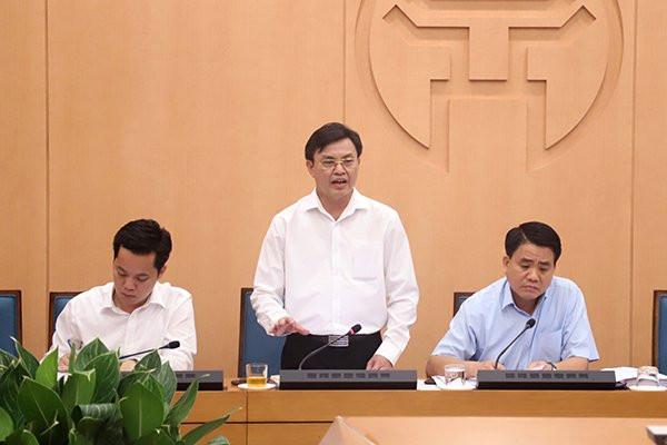 chu-tich-ha-noi-deo-mat-na-phong-doc-sau-chay-rang-dong-la-phan-cam