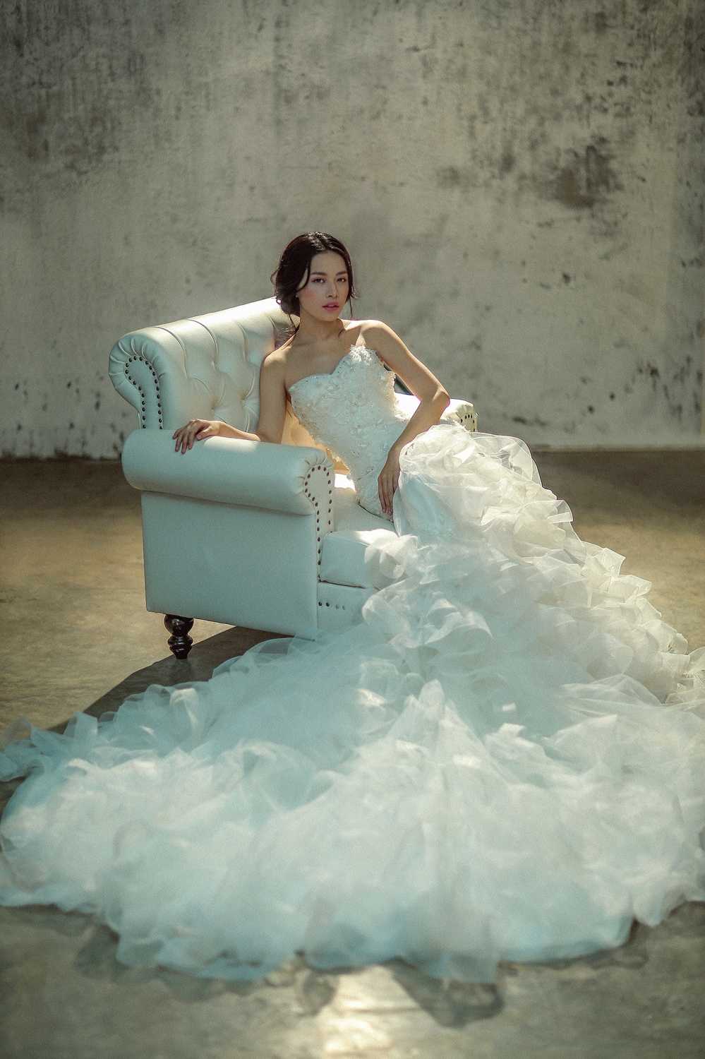 Thanh Hằng, Tiểu Vy catwalk trên mặt nước trong show Chung Thanh Phong |  Harper's Bazaar | Phong cách thời trang, Váy phương tây, Áo quần nữ