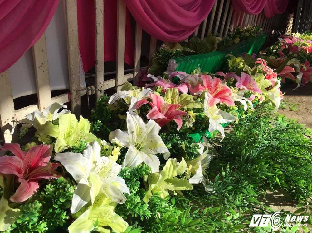 13453113_930472840397463_