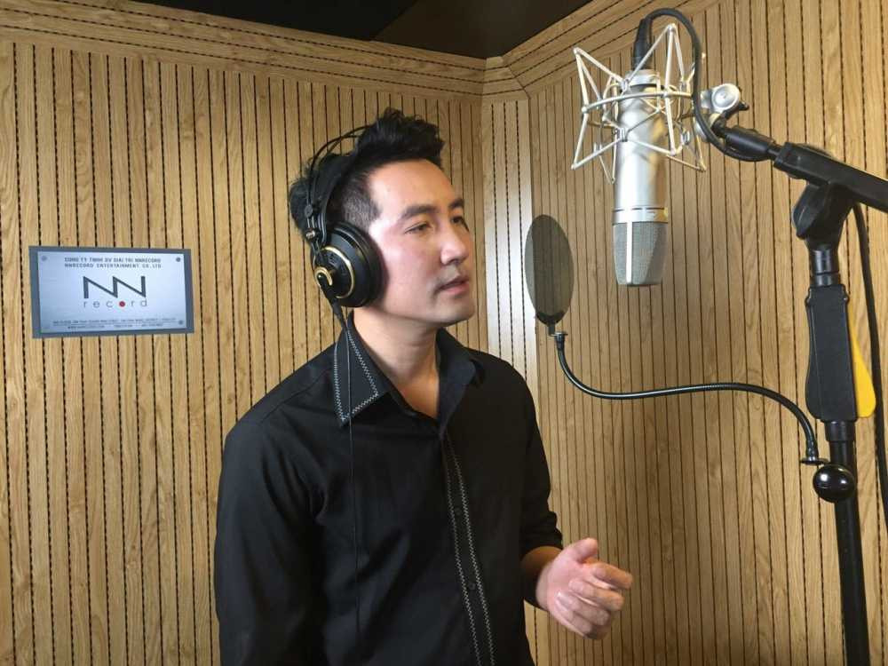 Nguyen Phi Hung trong phong thu 2